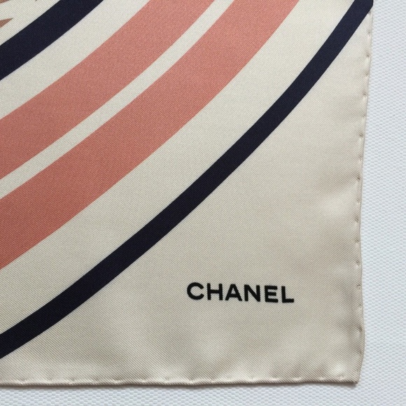 CHANEL IVORY BAG GEOMETRICSCARF 100% Silk - Picture 6 of 7